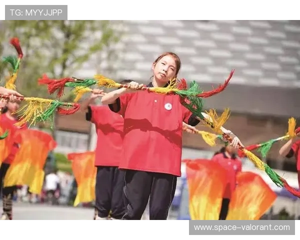 苍溪漓江小学学生中超表演高跷,文化传承进赛场 苍溪漓江小学学生中超表演高跷,文化传承进赛场